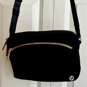 Lululemon Black/Gold crossbody purse. Nice Condition!